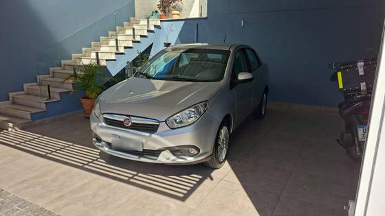 FIAT GRAND SIENA 1.6 MPI ESSENCE 16V FLEX 4P MANUAL FIAT GRAND SIENA 1.6 MPI ESSENCE 16V FLEX 4P MANUAL